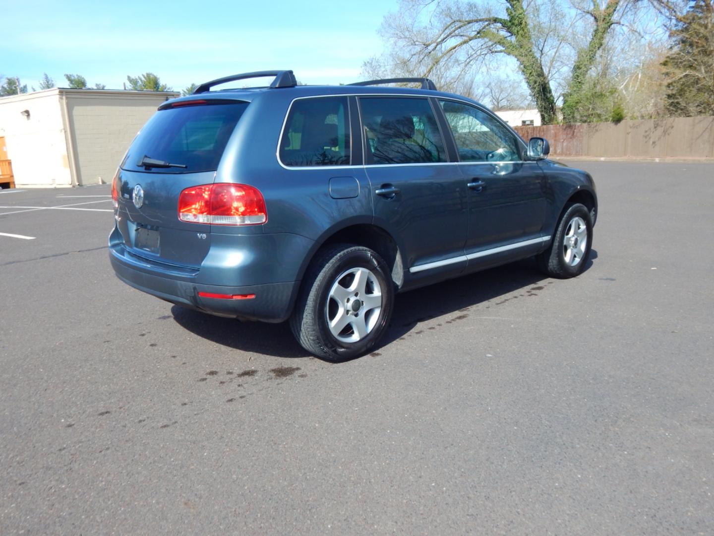 2005 grey /black leather Volkswagen Touareg (WVGZG77L35D) with an V6, 3.2L engine, Automatic transmission, located at 6528 Lower York Road, New Hope, PA, 18938, (215) 862-9555, 40.358707, -74.977882 - Here we have a AWD 3.2L V6 Touareg with black leather interior, power windows/locks/mirrors, heated power front seats, moonroof, tilt wheel with audio controls, cruise control, dual front climate controls, AM-FM-multi CD stereo, driver & passenger front & side airbags, roof rack, rear wiper and 17" - Photo#5